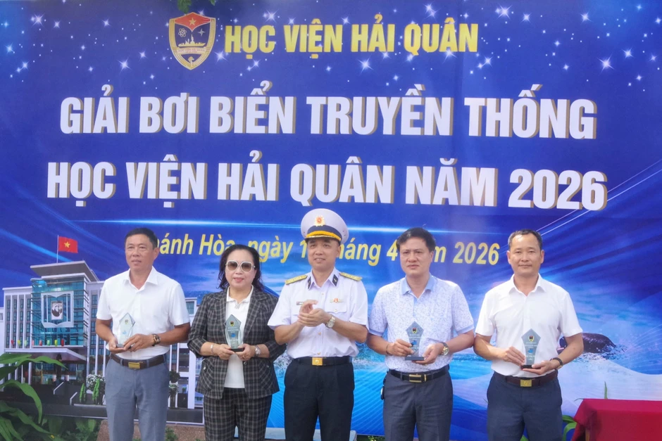 Thuyền trưởng Hải quân giành ngôi quán quân bơi biển 3km Thuyền trưởng Hải quân giành ngôi quán quân bơi biển 3km