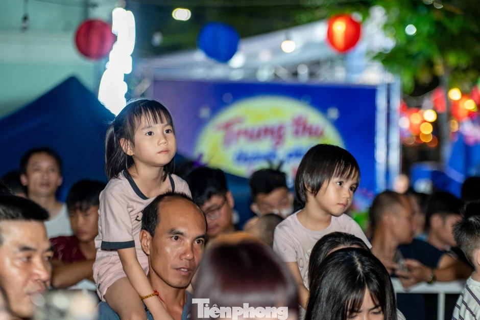 Tiền vệ Hai Long vui cùng em nhỏ tại Lễ hội trăng rằm Quảng Ninh