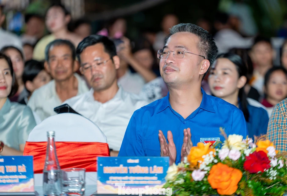 Tiền vệ Hai Long vui cùng em nhỏ tại Lễ hội trăng rằm Quảng Ninh