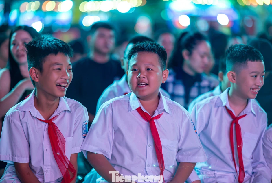 Tiền vệ Hai Long vui cùng em nhỏ tại Lễ hội trăng rằm Quảng Ninh