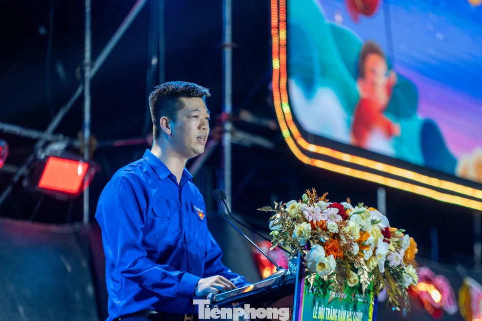 Tiền vệ Hai Long vui cùng em nhỏ tại Lễ hội trăng rằm Quảng Ninh