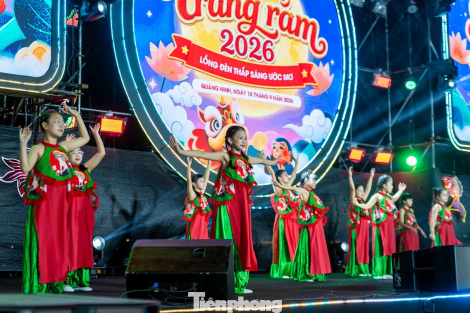 Tiền vệ Hai Long vui cùng em nhỏ tại Lễ hội trăng rằm Quảng Ninh