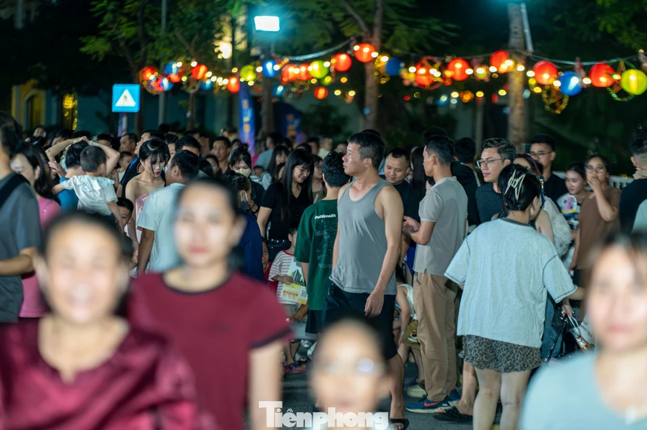 Tiền vệ Hai Long vui cùng em nhỏ tại Lễ hội trăng rằm Quảng Ninh
