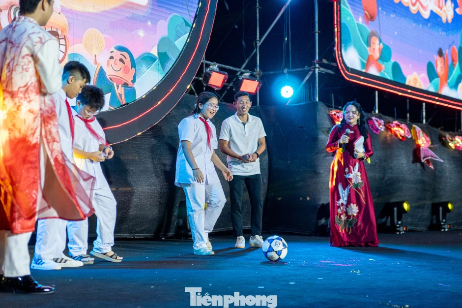 Tiền vệ Hai Long vui cùng em nhỏ tại Lễ hội trăng rằm Quảng Ninh