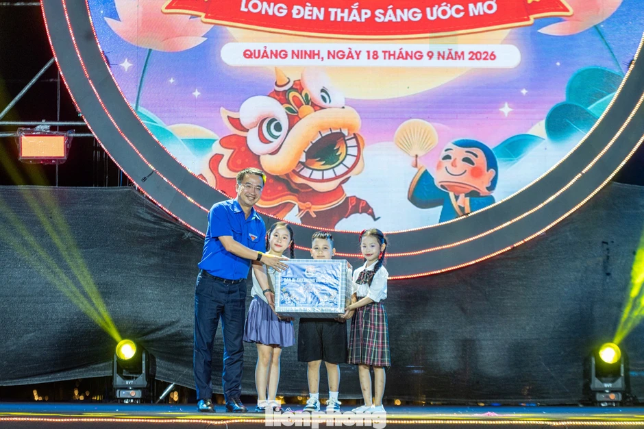 Tiền vệ Hai Long vui cùng em nhỏ tại Lễ hội trăng rằm Quảng Ninh