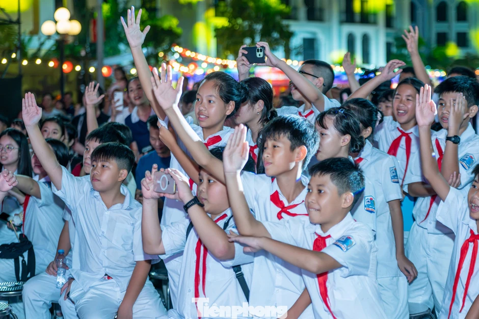 Tiền vệ Hai Long vui cùng em nhỏ tại Lễ hội trăng rằm Quảng Ninh