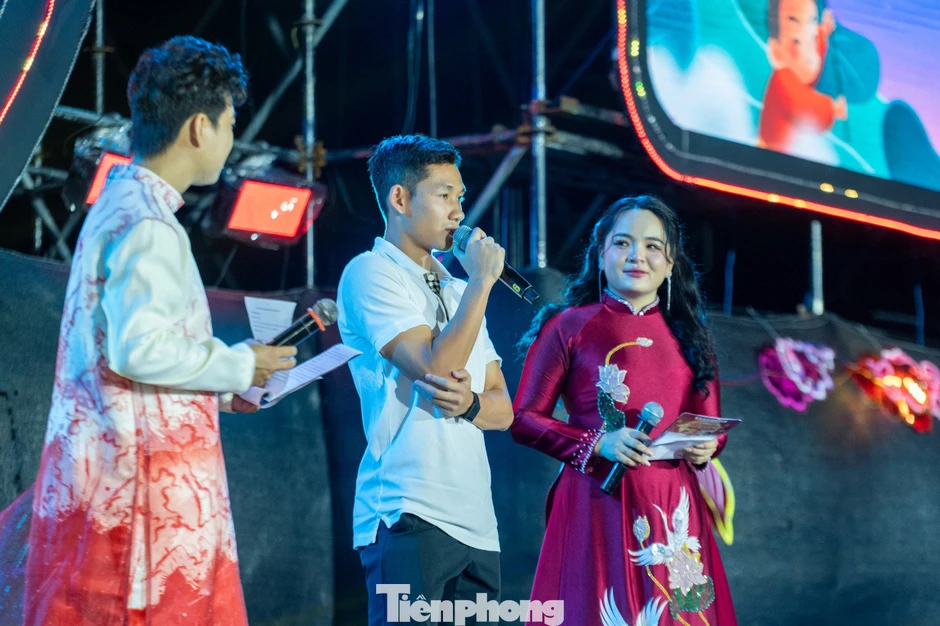 Tiền vệ Hai Long vui cùng em nhỏ tại Lễ hội trăng rằm Quảng Ninh