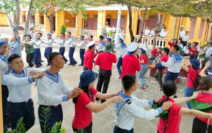 Tiếng hát từ đất liền vọng vang giữa Trường Sa Tiếng hát từ đất liền vọng vang giữa Trường Sa