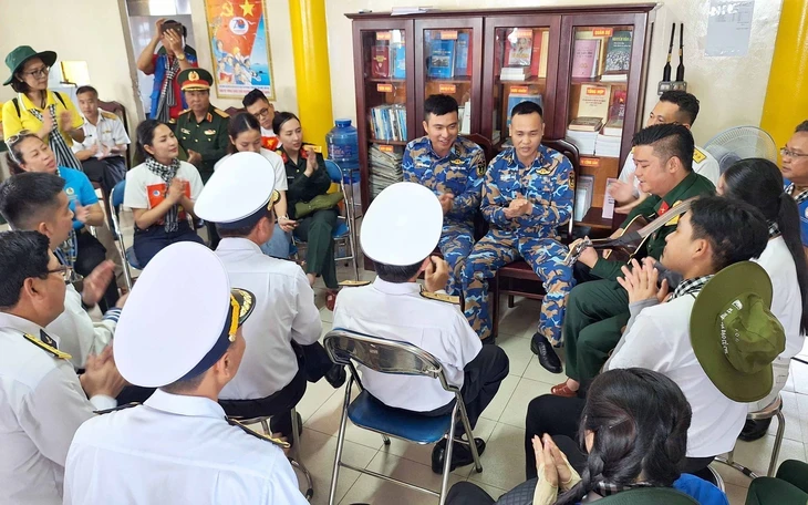 Tiếng hát từ đất liền vọng vang giữa Trường Sa Tiếng hát từ đất liền vọng vang giữa Trường Sa