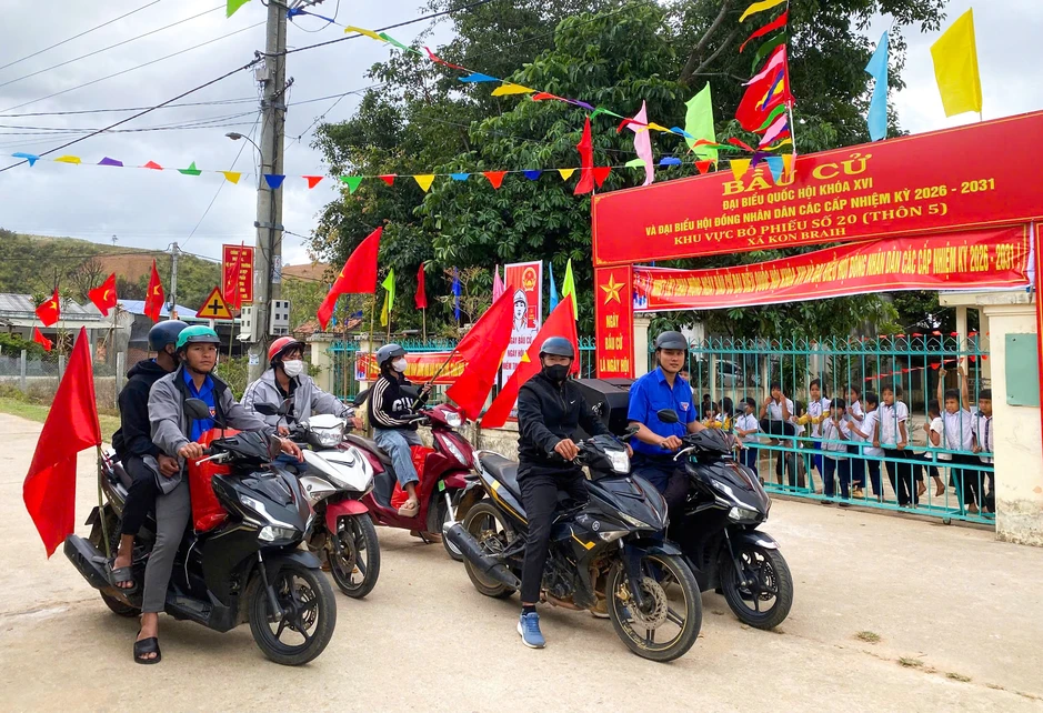 'Tiếng loa thanh niên' đưa thông tin bầu cử đến người dân vùng cao