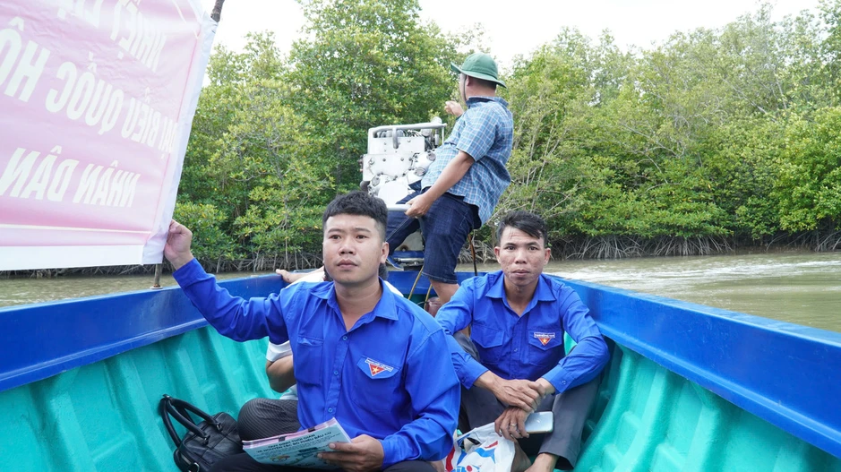 Tiếng loa trên sông tuyên truyền bầu cử ở vùng Đất Mũi Tiếng loa trên sông tuyên truyền bầu cử ở vùng Đất Mũi