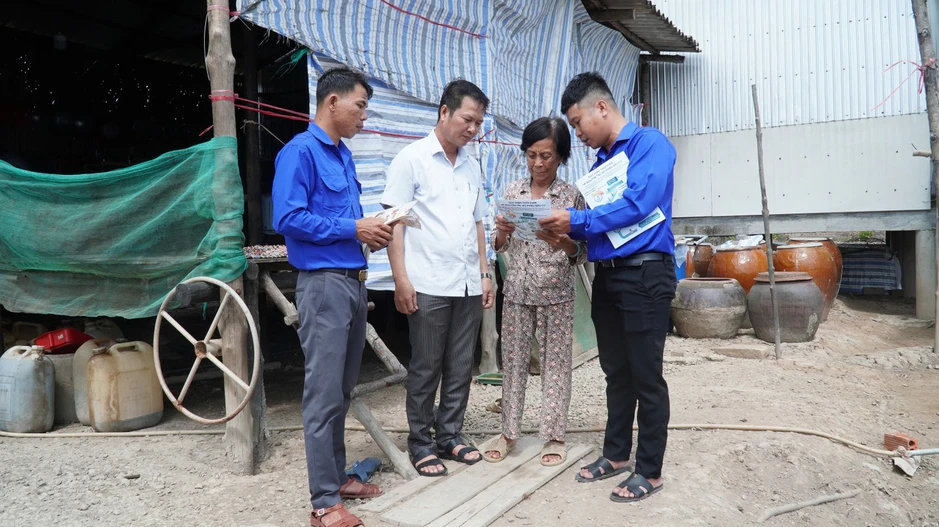 Tiếng loa trên sông tuyên truyền bầu cử ở vùng Đất Mũi Tiếng loa trên sông tuyên truyền bầu cử ở vùng Đất Mũi