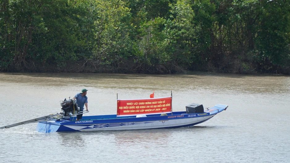 Tiếng loa trên sông tuyên truyền bầu cử ở vùng Đất Mũi Tiếng loa trên sông tuyên truyền bầu cử ở vùng Đất Mũi