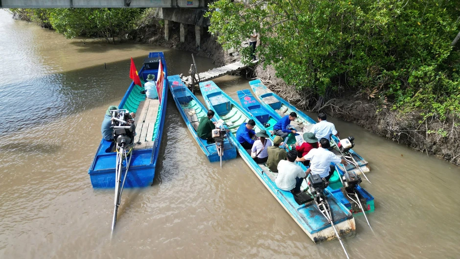 Tiếng loa trên sông tuyên truyền bầu cử ở vùng Đất Mũi Tiếng loa trên sông tuyên truyền bầu cử ở vùng Đất Mũi