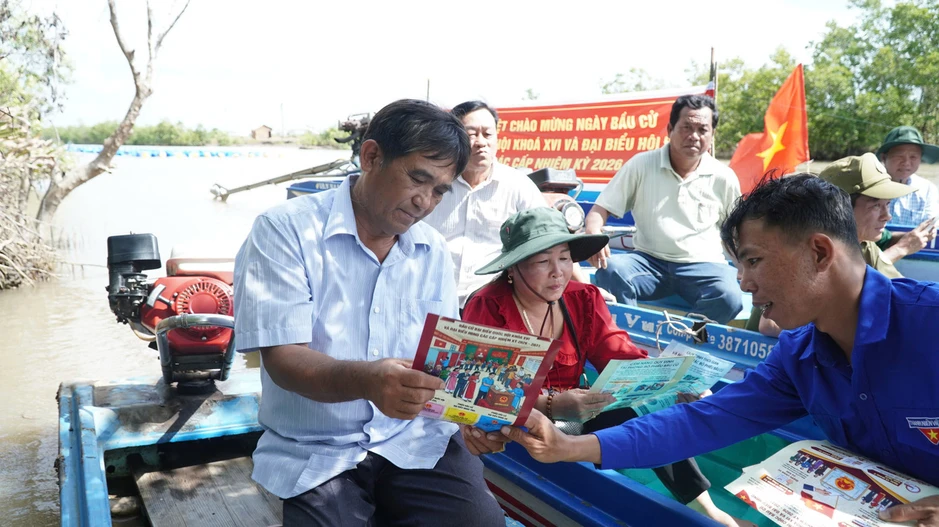 Tiếng loa trên sông tuyên truyền bầu cử ở vùng Đất Mũi Tiếng loa trên sông tuyên truyền bầu cử ở vùng Đất Mũi