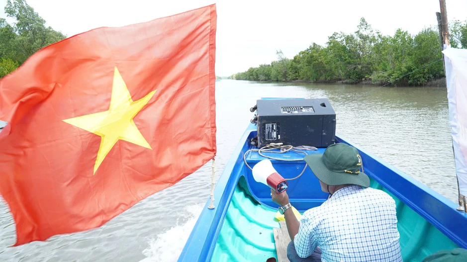 Tiếng loa trên sông tuyên truyền bầu cử ở vùng Đất Mũi Tiếng loa trên sông tuyên truyền bầu cử ở vùng Đất Mũi