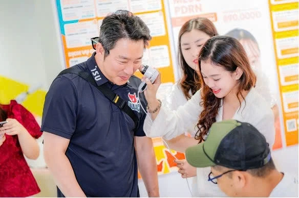 TikToker “Anh Mặt Vuông” trở thành đại sứ thương hiệu của Face Wash Fox TikToker “Anh Mặt Vuông” trở thành đại sứ thương hiệu của Face Wash Fox