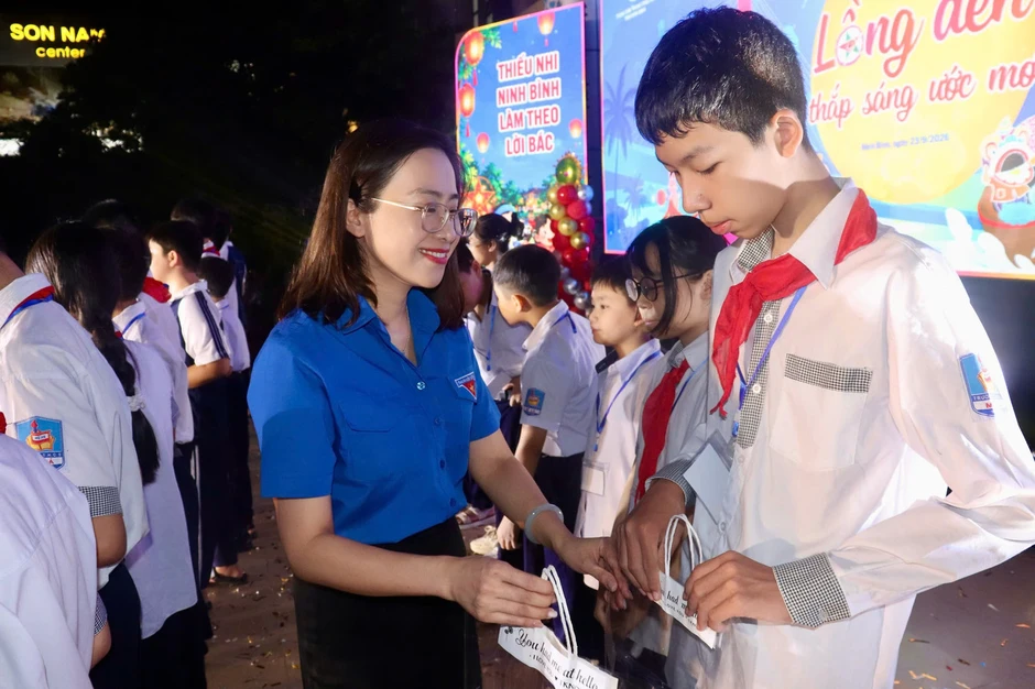Tỉnh Đoàn Ninh Bình - Doanh nghiệp Xây dựng Xuân Trường tổ chức 'Trung thu cho em - Lồng đèn thắp sáng ước mơ' Tỉnh Đoàn Ninh Bình - Doanh nghiệp Xây dựng Xuân Trường tổ chức 'Trung thu cho em - Lồng đèn thắp sáng ước mơ'