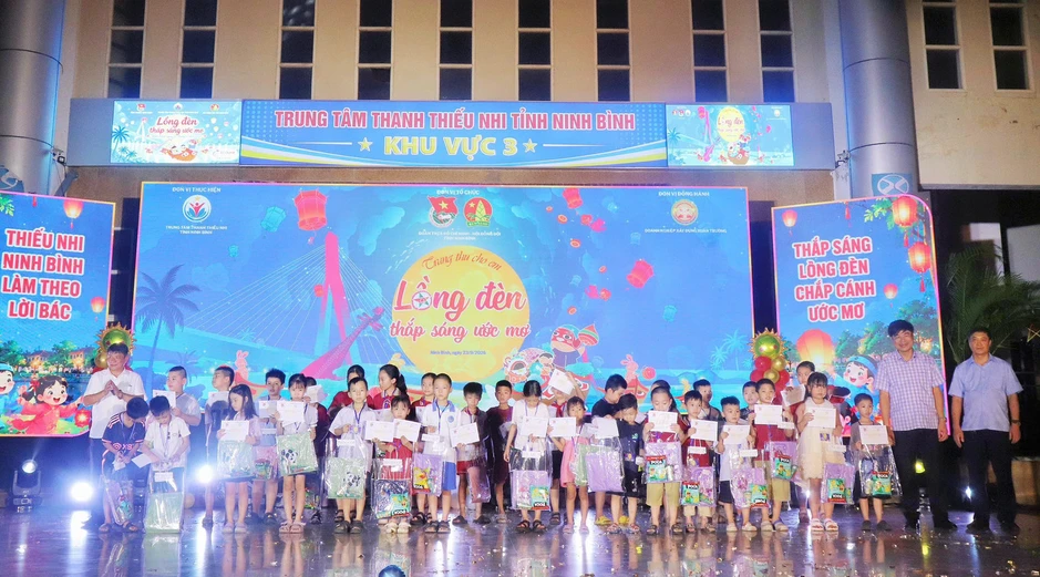 Tỉnh Đoàn Ninh Bình - Doanh nghiệp Xây dựng Xuân Trường tổ chức 'Trung thu cho em - Lồng đèn thắp sáng ước mơ' Tỉnh Đoàn Ninh Bình - Doanh nghiệp Xây dựng Xuân Trường tổ chức 'Trung thu cho em - Lồng đèn thắp sáng ước mơ'