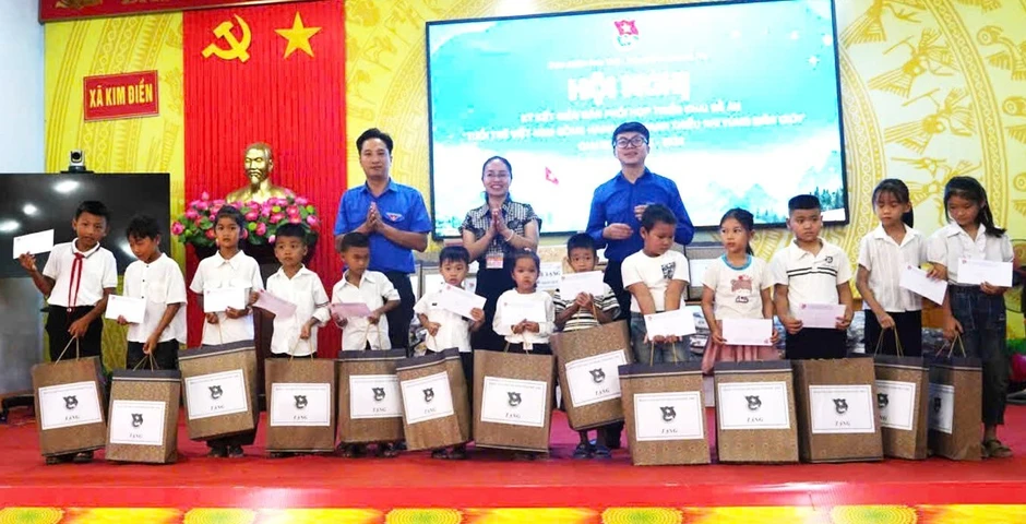 Tỉnh Đoàn Phú Thọ hỗ trợ nguồn lực 300 triệu đồng cho 7 xã biên giới Quảng Trị Tỉnh Đoàn Phú Thọ hỗ trợ nguồn lực 300 triệu đồng cho 7 xã biên giới Quảng Trị