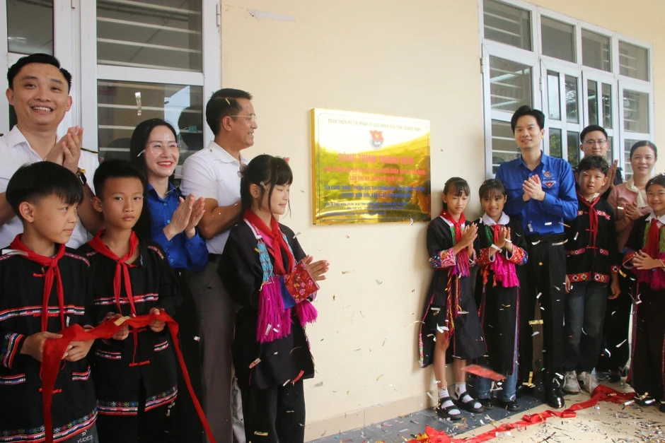 Tỉnh đoàn Quảng Ninh trao gần 580 triệu đồng trong chiến dịch hè Tỉnh đoàn Quảng Ninh trao gần 580 triệu đồng trong chiến dịch hè