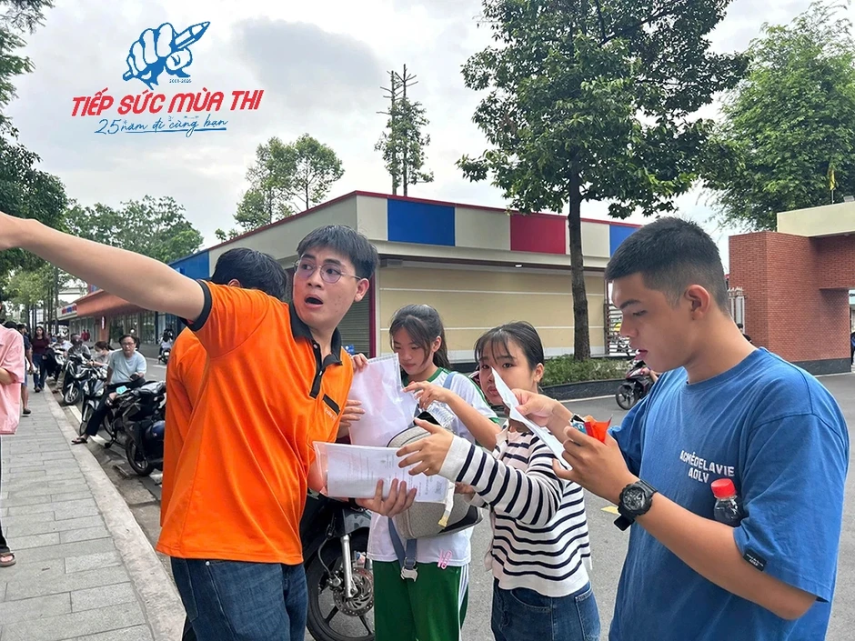 Tình nguyện viên hóa shipper, chạy nước rút hỗ trợ thí sinh Tình nguyện viên hóa shipper, chạy nước rút hỗ trợ thí sinh