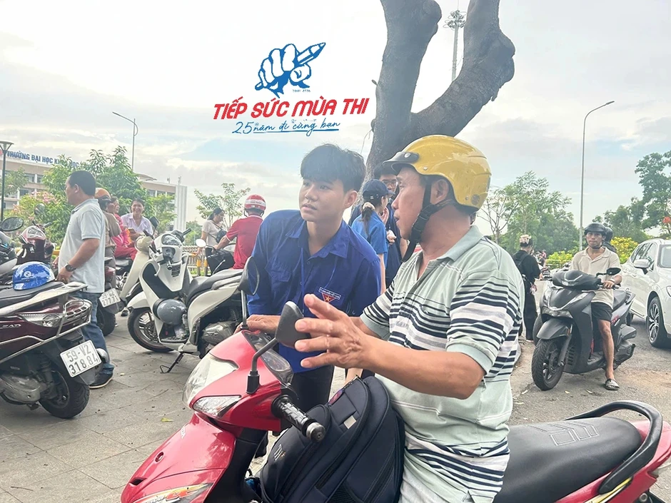 Tình nguyện viên hóa shipper, chạy nước rút hỗ trợ thí sinh Tình nguyện viên hóa shipper, chạy nước rút hỗ trợ thí sinh