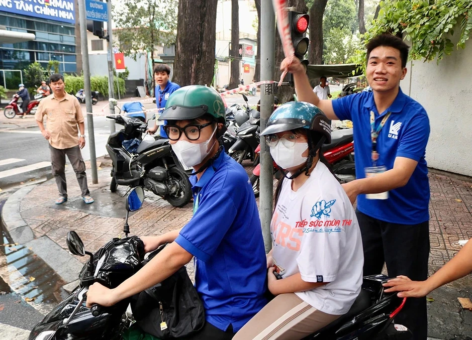 Tình nguyện viên tốc hành 'ứng cứu' thí sinh thi năng khiếu trước giờ G Tình nguyện viên tốc hành 'ứng cứu' thí sinh thi năng khiếu trước giờ G