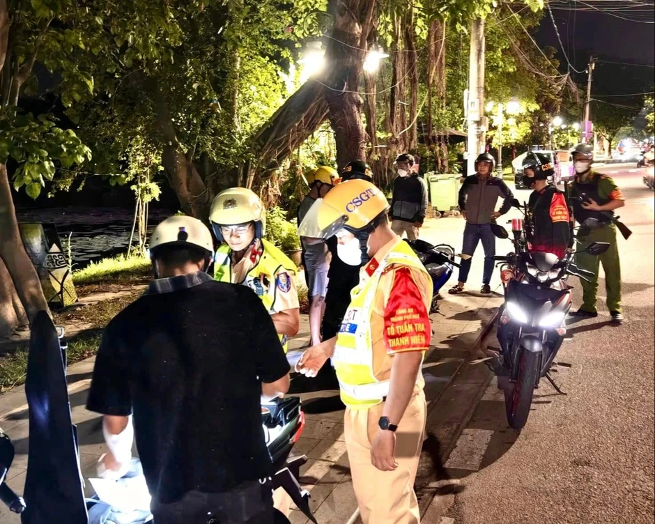 Tổ tuần tra đêm đặc biệt của Công an thành phố Huế trong kỳ nghỉ lễ Tổ tuần tra đêm đặc biệt của Công an thành phố Huế trong kỳ nghỉ lễ