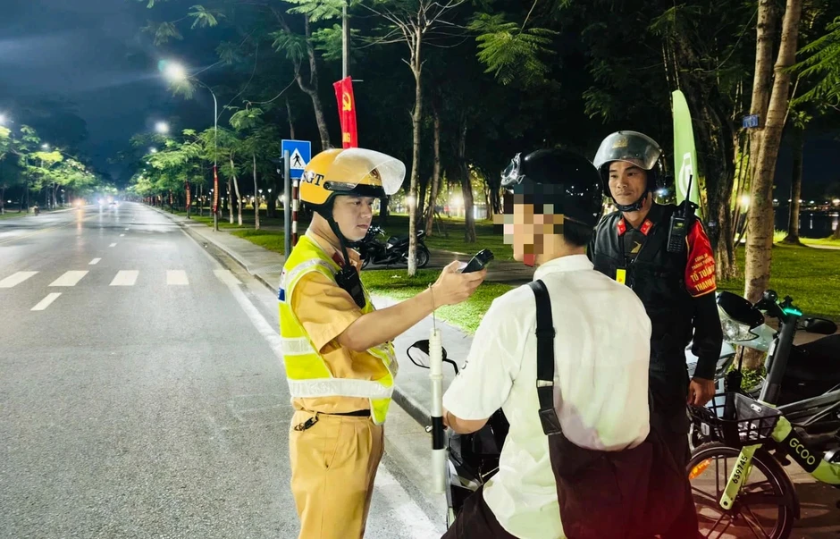 Tổ tuần tra đêm đặc biệt của Công an thành phố Huế trong kỳ nghỉ lễ Tổ tuần tra đêm đặc biệt của Công an thành phố Huế trong kỳ nghỉ lễ