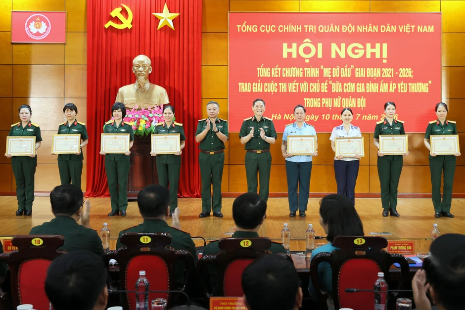 Tổng cục Chính trị vinh danh nữ quân nhân đỡ đầu trẻ mồ côi Tổng cục Chính trị vinh danh nữ quân nhân đỡ đầu trẻ mồ côi