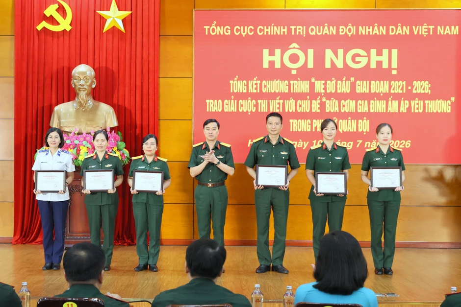 Tổng cục Chính trị vinh danh nữ quân nhân đỡ đầu trẻ mồ côi Tổng cục Chính trị vinh danh nữ quân nhân đỡ đầu trẻ mồ côi