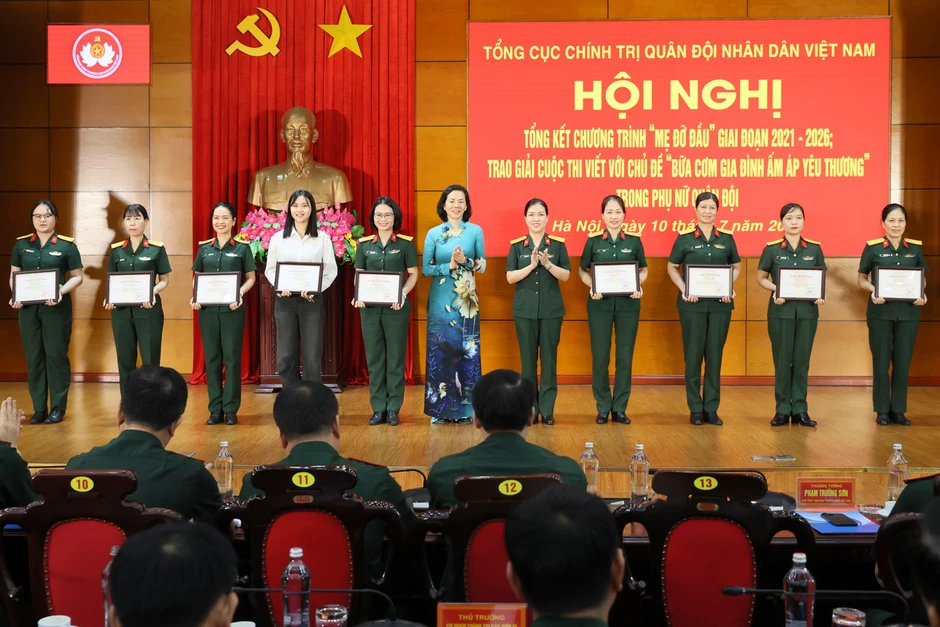 Tổng cục Chính trị vinh danh nữ quân nhân đỡ đầu trẻ mồ côi Tổng cục Chính trị vinh danh nữ quân nhân đỡ đầu trẻ mồ côi