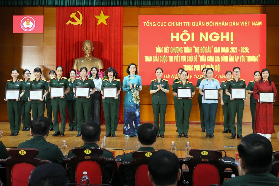 Tổng cục Chính trị vinh danh nữ quân nhân đỡ đầu trẻ mồ côi Tổng cục Chính trị vinh danh nữ quân nhân đỡ đầu trẻ mồ côi