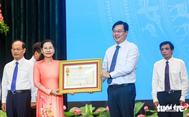 TP.HCM trao 87 huân chương lao động cấp Nhà nước, 25 cờ thi đua tại hội nghị yêu nước TP.HCM trao 87 huân chương lao động cấp Nhà nước, 25 cờ thi đua tại hội nghị yêu nước