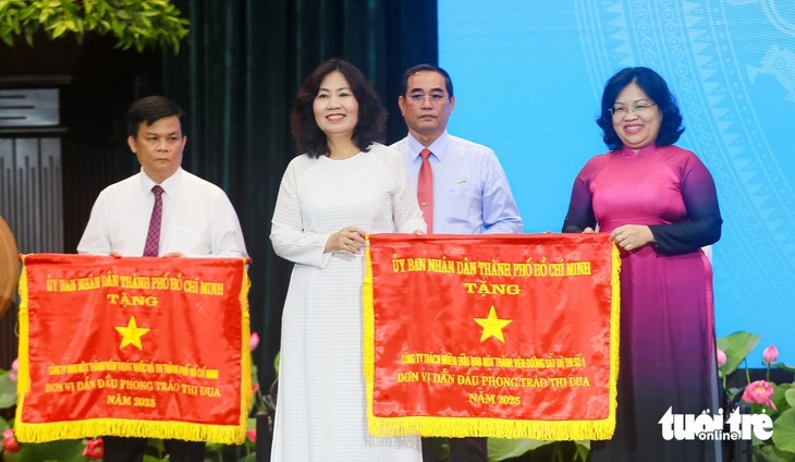 TP.HCM trao 87 huân chương lao động cấp Nhà nước, 25 cờ thi đua tại hội nghị yêu nước TP.HCM trao 87 huân chương lao động cấp Nhà nước, 25 cờ thi đua tại hội nghị yêu nước