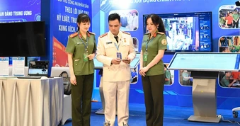 Trải nghiệm bắn súng, tháo lắp vũ khí và robot tuần tra thông minh tại Đại hội Đoàn XIII