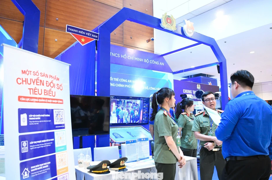 Trải nghiệm bắn súng, tháo lắp vũ khí và robot tuần tra thông minh tại Đại hội Đoàn XIII Trải nghiệm bắn súng, tháo lắp vũ khí và robot tuần tra thông minh tại Đại hội Đoàn XIII