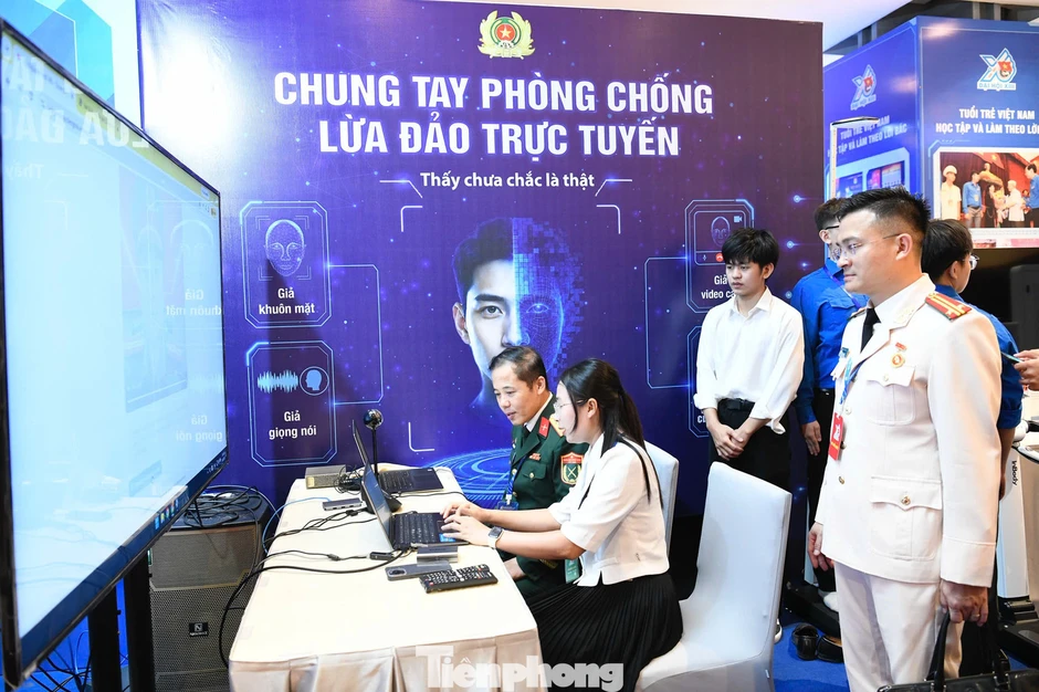 Trải nghiệm bắn súng, tháo lắp vũ khí và robot tuần tra thông minh tại Đại hội Đoàn XIII Trải nghiệm bắn súng, tháo lắp vũ khí và robot tuần tra thông minh tại Đại hội Đoàn XIII