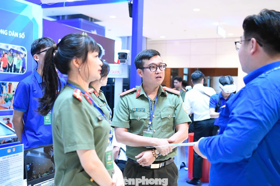 Trải nghiệm bắn súng, tháo lắp vũ khí và robot tuần tra thông minh tại Đại hội Đoàn XIII Trải nghiệm bắn súng, tháo lắp vũ khí và robot tuần tra thông minh tại Đại hội Đoàn XIII