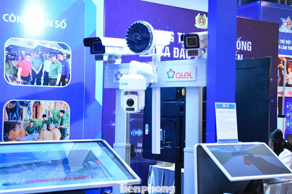 Trải nghiệm bắn súng, tháo lắp vũ khí và robot tuần tra thông minh tại Đại hội Đoàn XIII Trải nghiệm bắn súng, tháo lắp vũ khí và robot tuần tra thông minh tại Đại hội Đoàn XIII