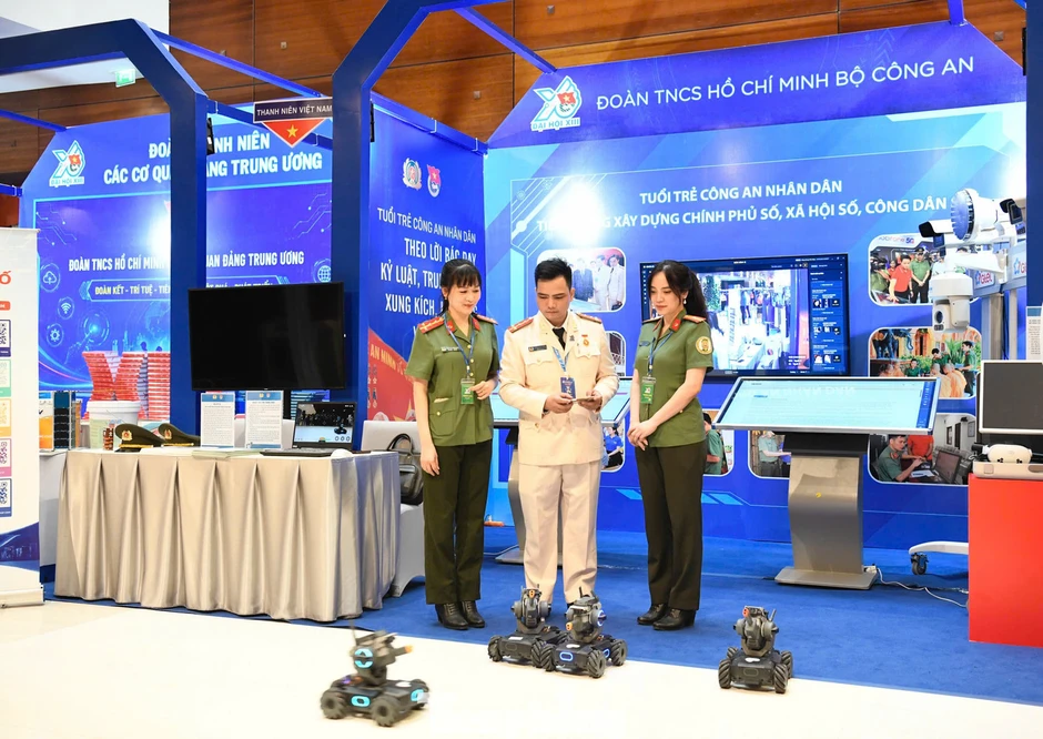 Trải nghiệm bắn súng, tháo lắp vũ khí và robot tuần tra thông minh tại Đại hội Đoàn XIII Trải nghiệm bắn súng, tháo lắp vũ khí và robot tuần tra thông minh tại Đại hội Đoàn XIII