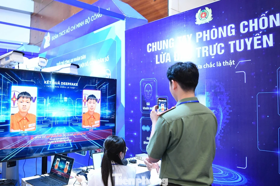 Trải nghiệm bắn súng, tháo lắp vũ khí và robot tuần tra thông minh tại Đại hội Đoàn XIII Trải nghiệm bắn súng, tháo lắp vũ khí và robot tuần tra thông minh tại Đại hội Đoàn XIII
