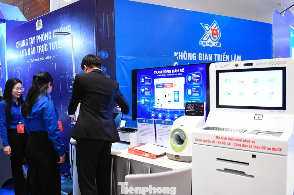 Trải nghiệm bắn súng, tháo lắp vũ khí và robot tuần tra thông minh tại Đại hội Đoàn XIII Trải nghiệm bắn súng, tháo lắp vũ khí và robot tuần tra thông minh tại Đại hội Đoàn XIII