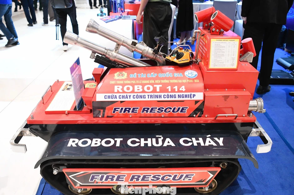 Trải nghiệm bắn súng, tháo lắp vũ khí và robot tuần tra thông minh tại Đại hội Đoàn XIII Trải nghiệm bắn súng, tháo lắp vũ khí và robot tuần tra thông minh tại Đại hội Đoàn XIII