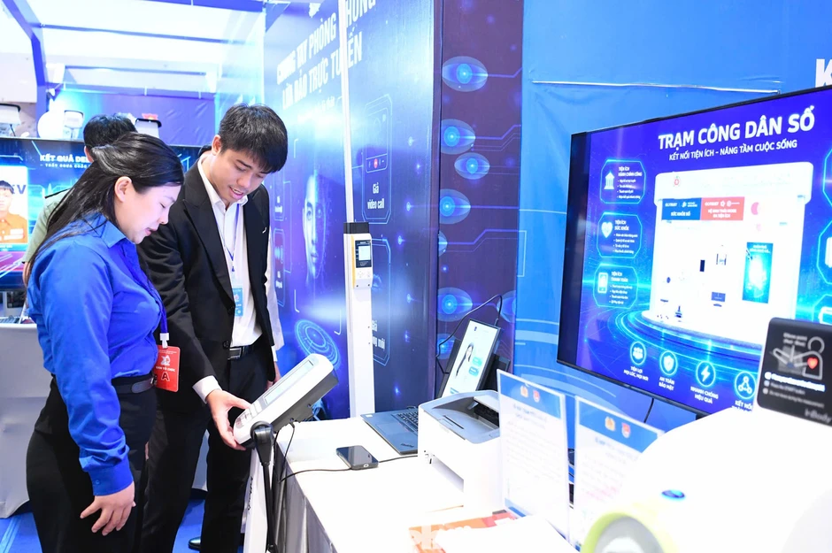 Trải nghiệm bắn súng, tháo lắp vũ khí và robot tuần tra thông minh tại Đại hội Đoàn XIII Trải nghiệm bắn súng, tháo lắp vũ khí và robot tuần tra thông minh tại Đại hội Đoàn XIII
