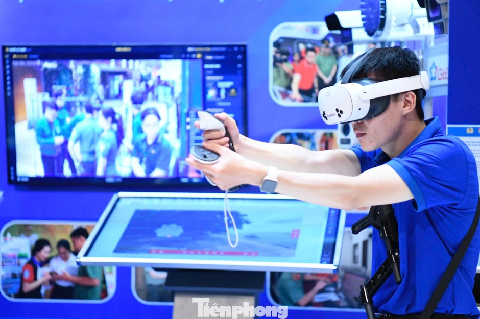 Trải nghiệm bắn súng, tháo lắp vũ khí và robot tuần tra thông minh tại Đại hội Đoàn XIII Trải nghiệm bắn súng, tháo lắp vũ khí và robot tuần tra thông minh tại Đại hội Đoàn XIII
