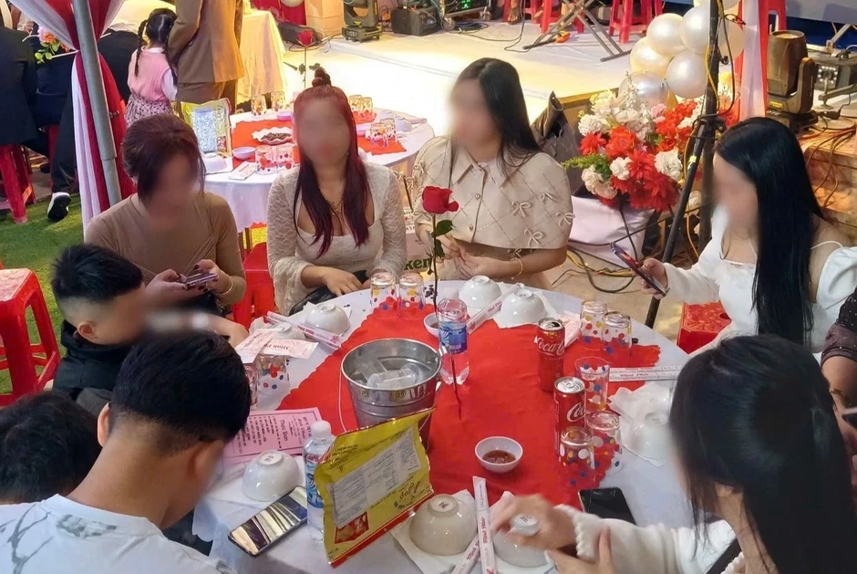 Tranh cãi tiền mừng cưới: 'Không đi cưới, không gửi phong bì với người lâu không gặp' Tranh cãi tiền mừng cưới: 'Không đi cưới, không gửi phong bì với người lâu không gặp'