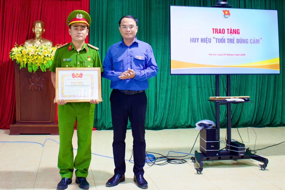 Trao huy hiệu 'Tuổi trẻ dũng cảm' cho đại úy công an cứu trẻ đuối nước Trao huy hiệu 'Tuổi trẻ dũng cảm' cho đại úy công an cứu trẻ đuối nước