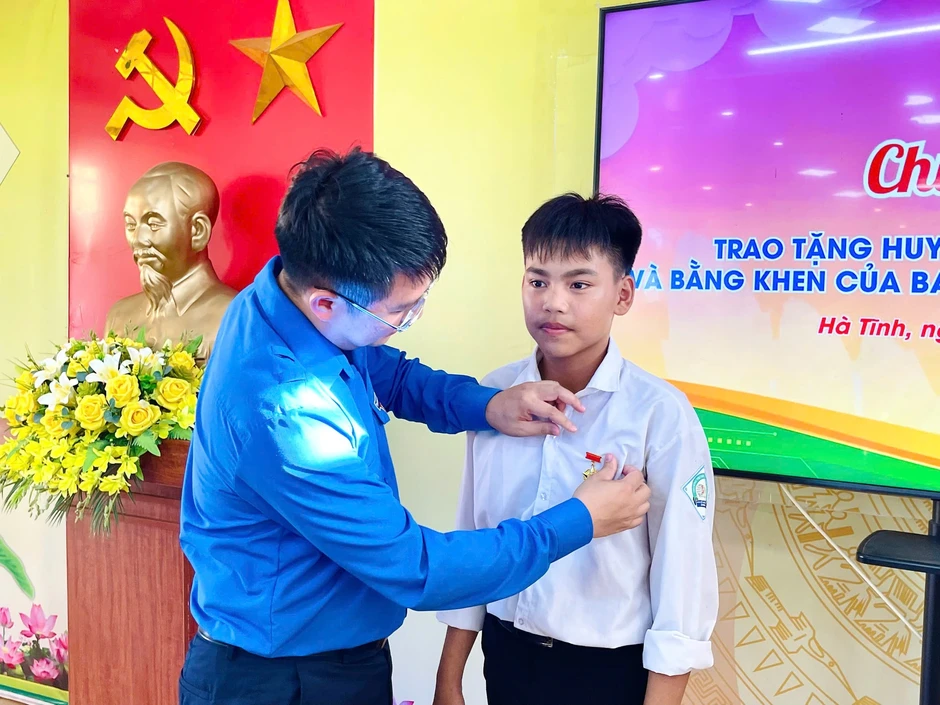 Trao Huy hiệu 'Tuổi trẻ dũng cảm' cho nam sinh lớp 9 cứu người đuối nước Trao Huy hiệu 'Tuổi trẻ dũng cảm' cho nam sinh lớp 9 cứu người đuối nước